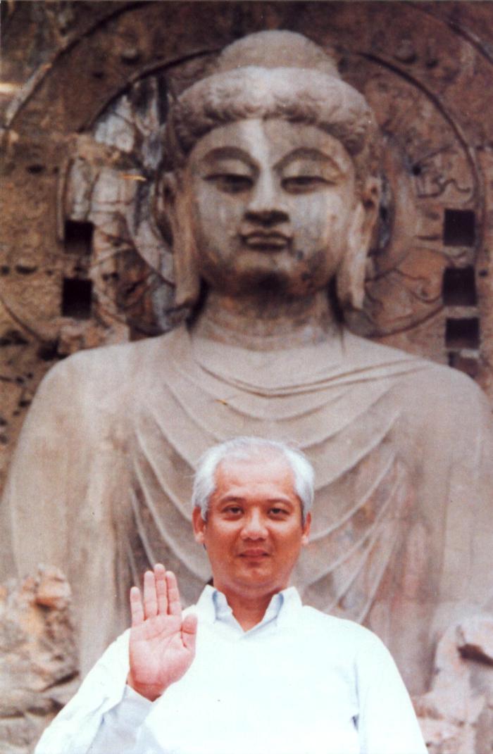 Choa Kok Sui, creador de la sanación pránica, junto al Buda